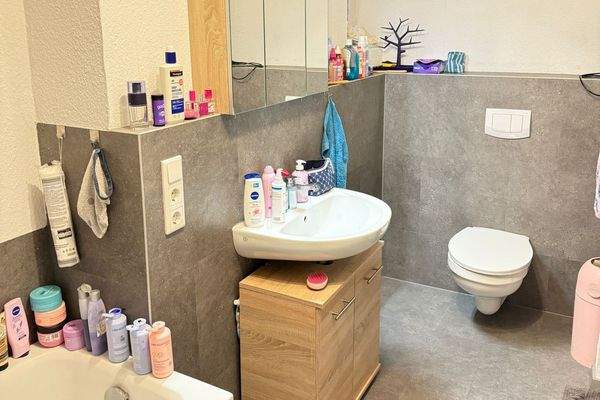 Badezimmer mit Wanne (1.OG links).jpeg