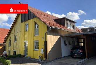 Objektansicht mit Carport