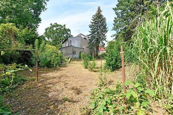 Grundstück mit Blick aufs Haus