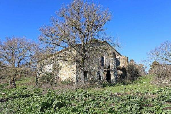 Restaurierungsbedürftiges Bauernhaus mit Nebengebäude in einmaliger Lage