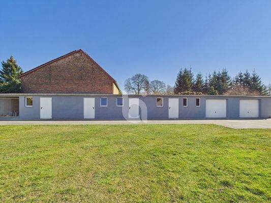 Nebengelass mit Carport