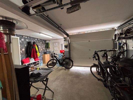 Geräumige Garage mit Fahrrädern