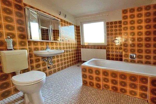 Tageslichtbad mit Badewanne und Dusche