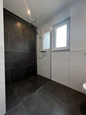 ...mit bodentiefer Dusche