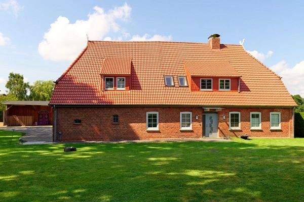 Seitenansicht mit Haupteingang