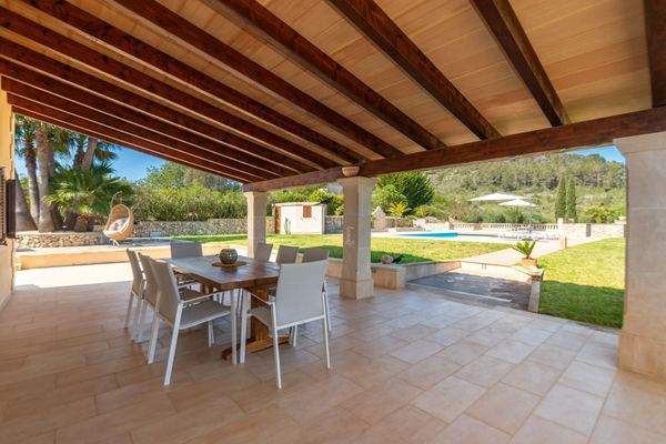 Große, überdachte Veranda  beim Pool