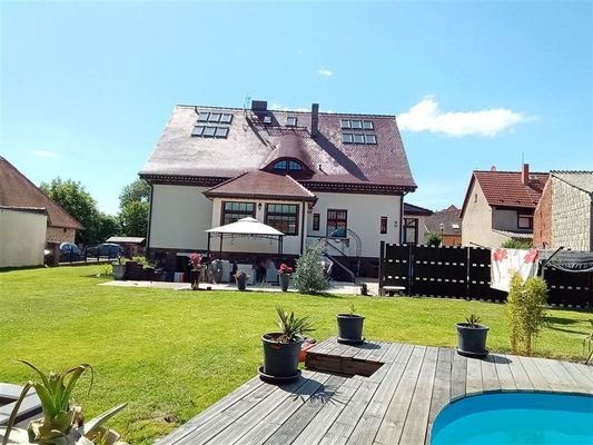 Blick aufs Haus von der Poolterrasse