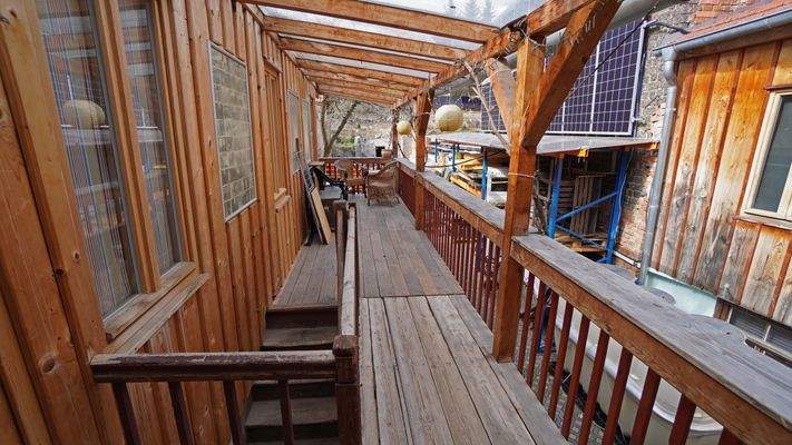 Drei Wohnungen sind über einen Laubengang erschlossen, welchen die Mieter auch als Balkon nutzen