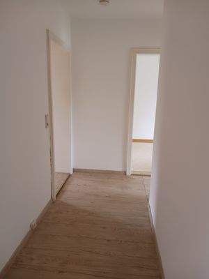 Heller Flur mit Holzboden