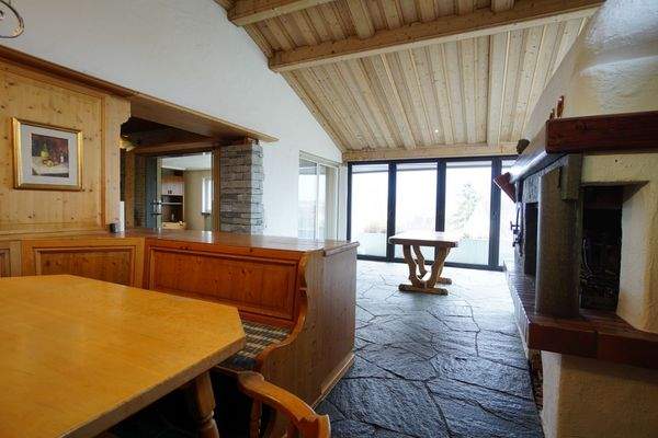 Esszimmer mit Steinboden