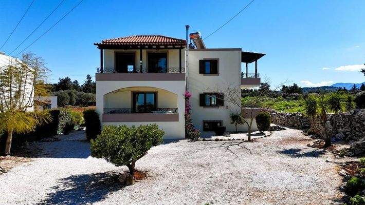 Villa mit Panoramablick auf Meer und weiße Berge auf einem 5.159 m² großen Privatgrundstück