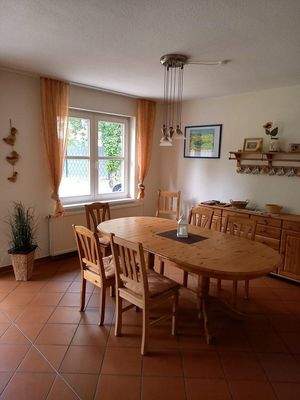 Wohnraum mit Esstisch