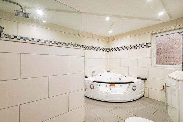 Tageslichtbad mit großer Badewanne