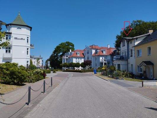 Straßenverlauf mit Pfeil.jpg