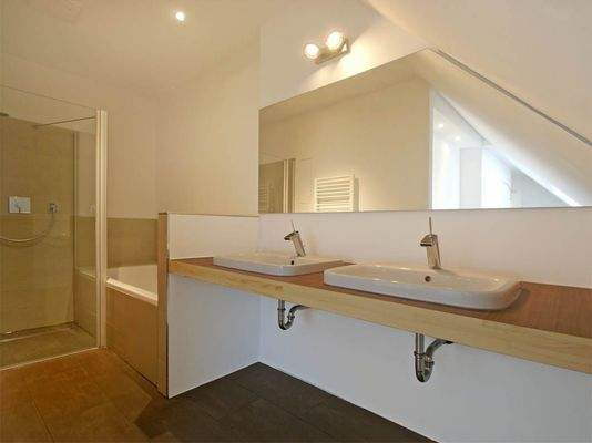 Badezimmer mit Dusche und Wanne