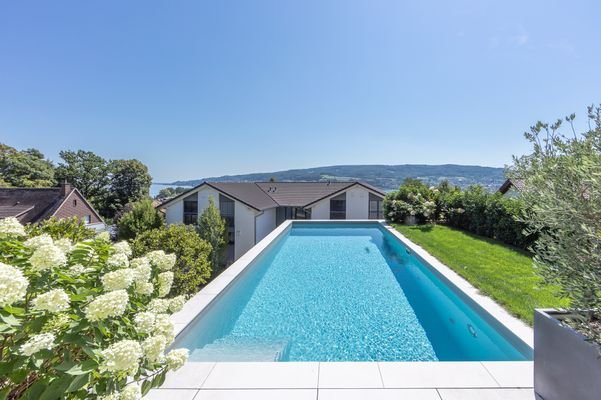 Pool-, Garten- und Seeblick.jpg