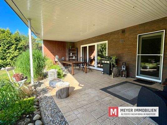 Überdachte Hauptterrasse