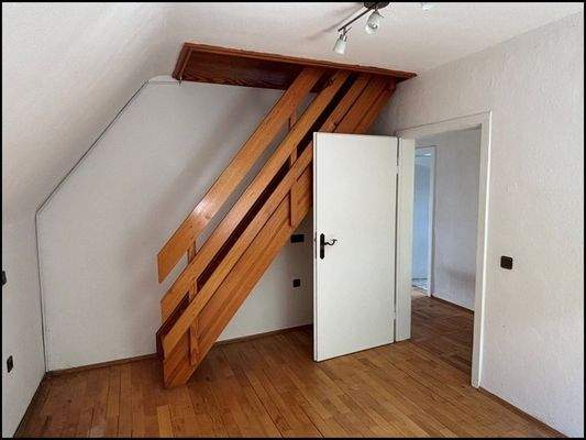 DG Zimmer 3 / Aufgang zum Dachbodenoden