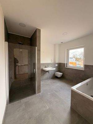 Bad mit Wanne und Dusche im Obergeschoss