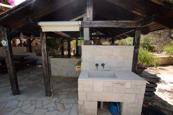 Freistehende Villa mit drei Schlafzimmern und Gästeapartment, Olivenhain und Pool