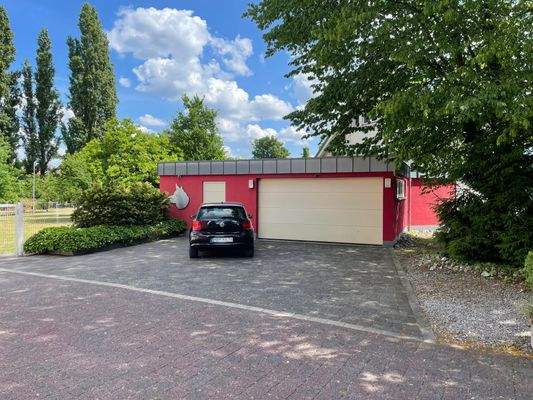 Eingang Hobbyraum und Garagentor