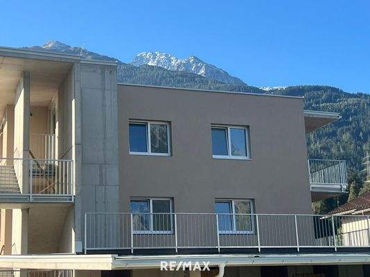 Gebäudeansicht mit Terrasse