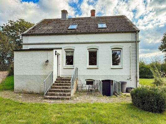 Die Rückfassade mit Zutritt in den Hauswirtschaftsraum als auch den Teilkeller.