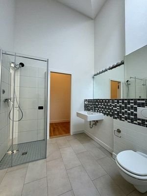 Bad mit Wanne und Dusche
