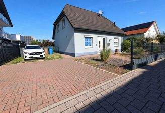 Suburbanes Haus mit Mercedes und Solarhaus