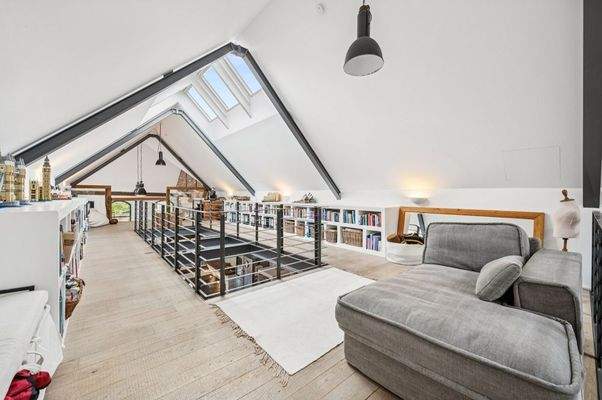 Galerie mit Bibliothek und Leseecke 