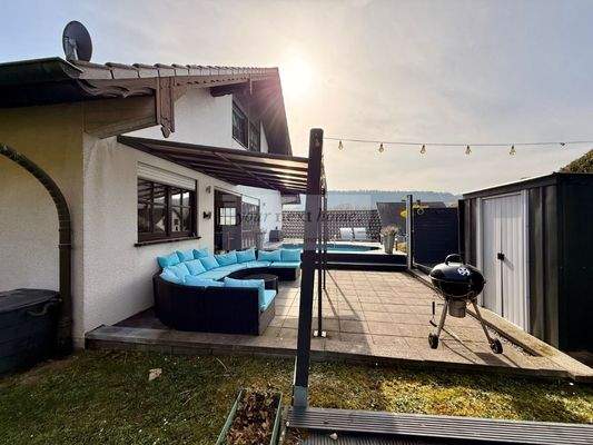 Außenbereich mit Pool und Dusche