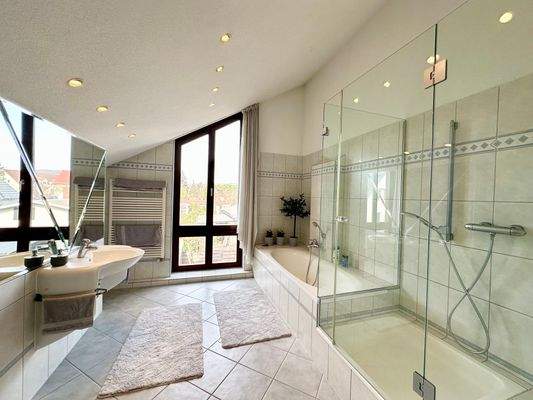 großes Bad im Obergeschoss