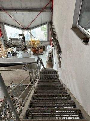 Treppenaufgang von der Produktionshalle zu den Büros und der Einliegerwohnung