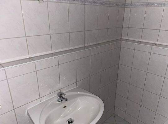 Waschbecken und Ablagemöglichkeiten