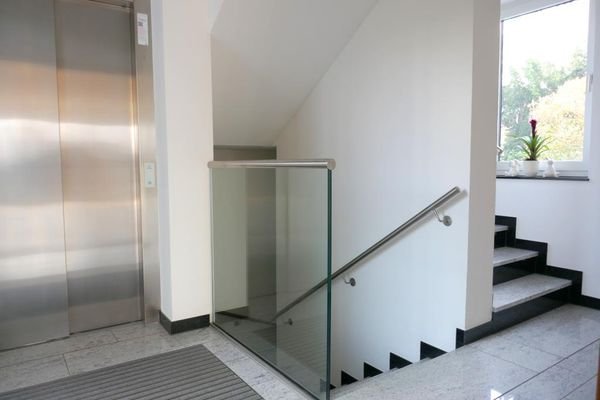 sehr gepflegtes Treppenhaus mit Aufzug