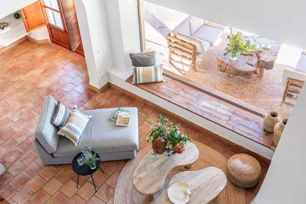 Gemütliche Lounge mit Panoramafenster und Blick auf die Tramuntana