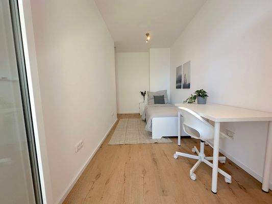 Helles Schlafzimmer mit Schreibtisch