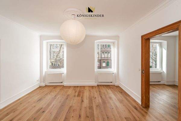 Geräumiges Schlafzimmer mit stilvollem Durchgang zu einem weiteren Raum 