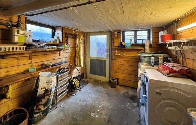 KG Waschküche mit Ausgang zum Garten