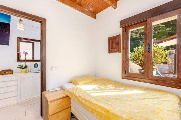 Schlafzimmer mit Blick auf die Terrasse