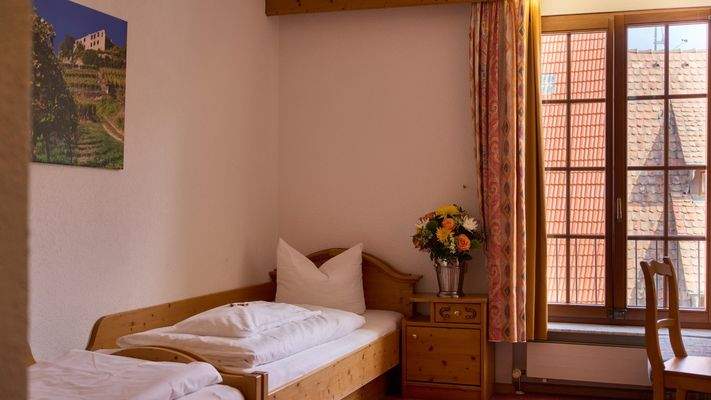 Gemütliches Zimmer mit zwei separaten Betten