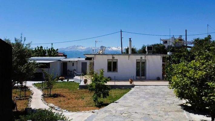 MIT VIDEO: Charmanter, renovierter Bungalow zum Verkauf in Drapanos, Apokoronas