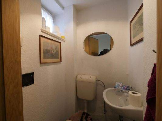  EG | Kleines Gäste-WC neben der Hauseingangstür