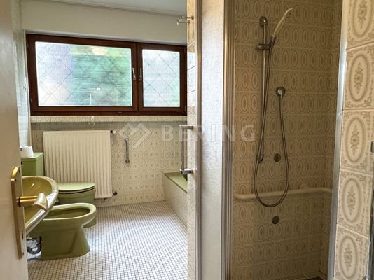 mit Dusche und Badewanne