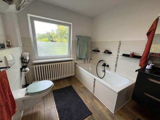 Bad mit Wanne und Dusche