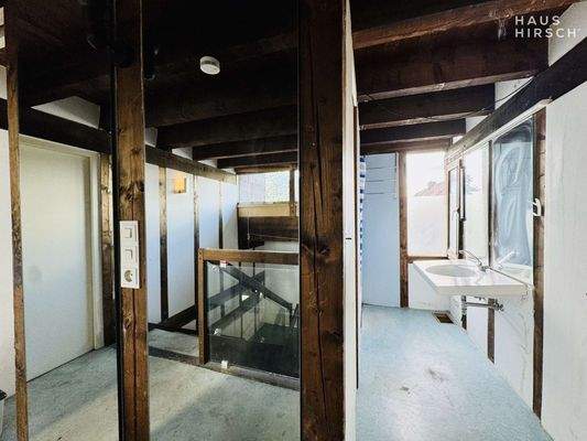 2. Halbobergeschoss Blick ins Duschbad mit Spiegelung Flur und Treppenhaus