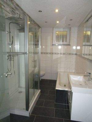 Badezimmer mit Badewanne und Dusche