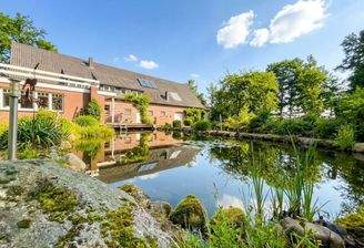 Frontansicht mit Schwimmteich