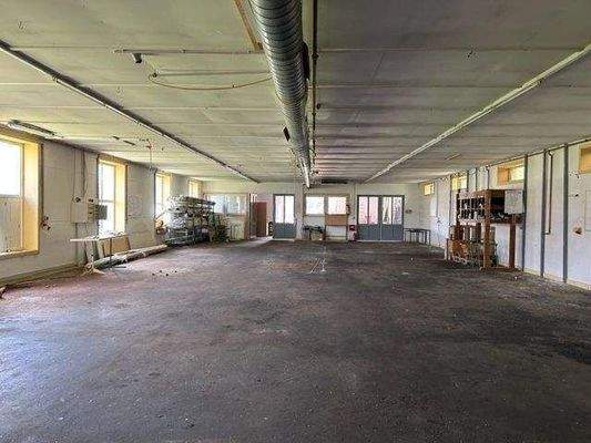 Produktionsfläche mit Heizungsrohre an der Decke