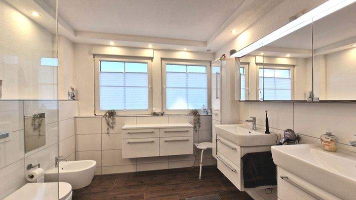 V1647 Bad mit großer Dusche